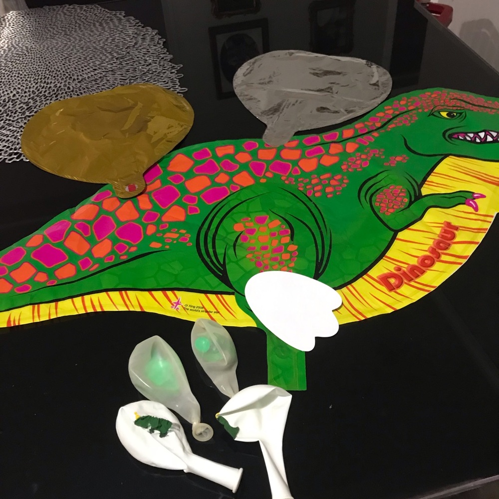 7 Piece dinosaur balloon set